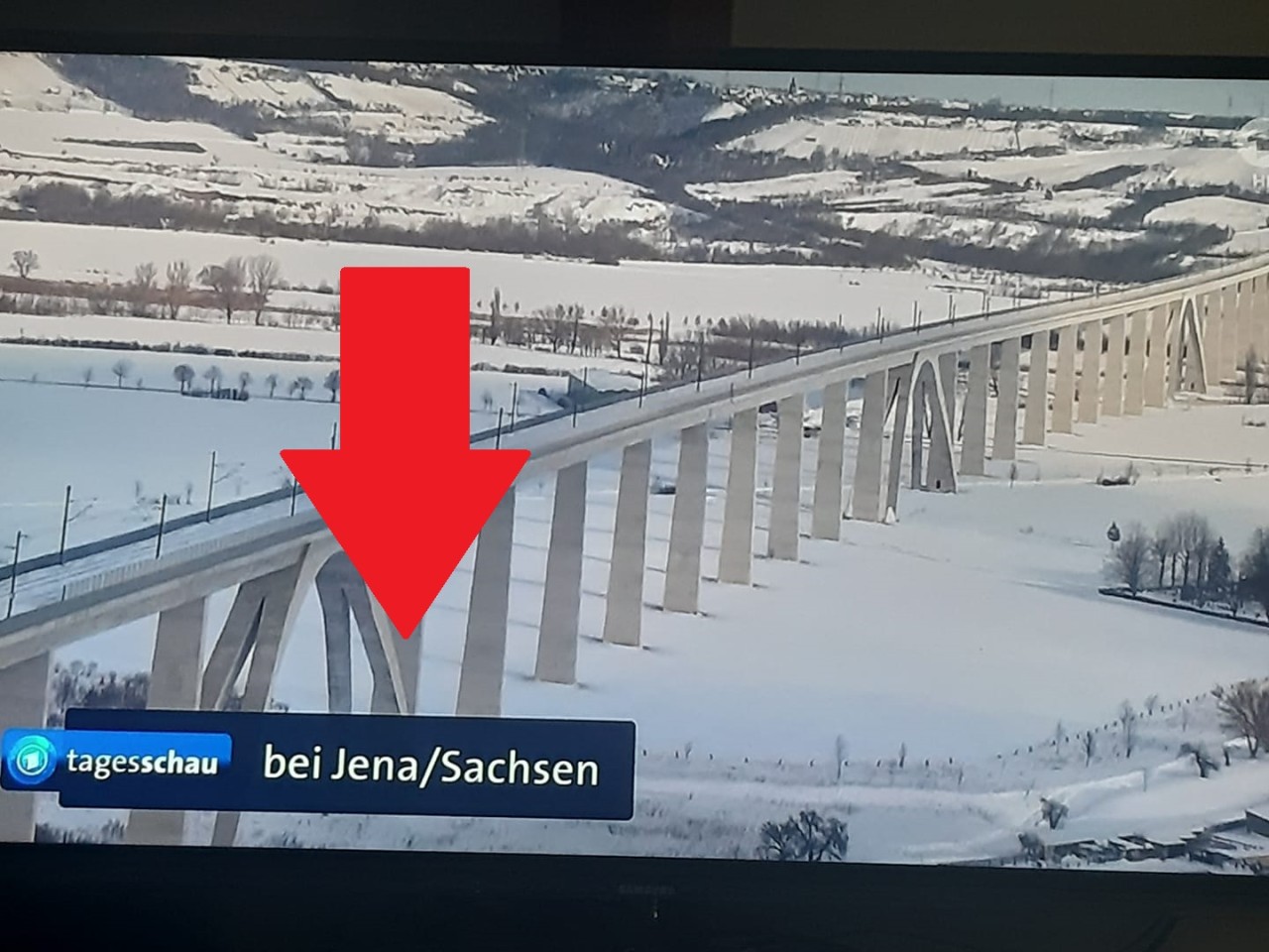 Die Tagesschau berichtete am Donnerstag über die verschneiten Bahnstrecken in Thüringen. Aus Versehen annektierte die ARD Jena dabei nach Sachsen. 