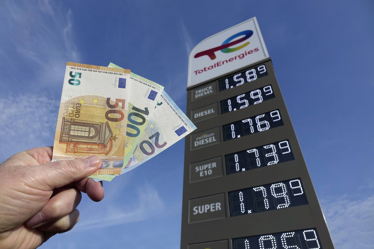 Eine Tankwartin von TotalEnergies spricht über die Spritpreise in Thüringen. 