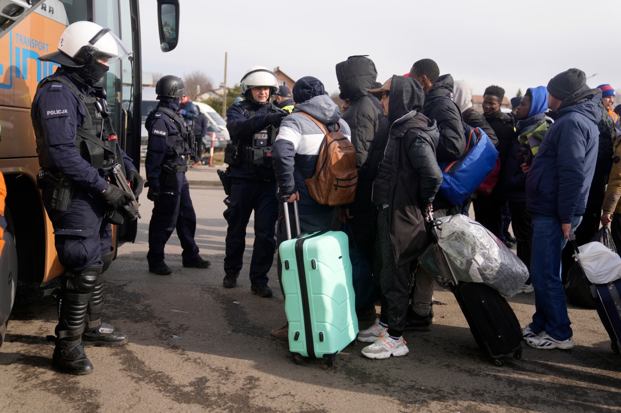 Ukrainische Flüchtlinge an der polnischen Grenze. Die ersten Flüchtenden haben jetzt auch Thüringen erreicht. (Symbolbild)