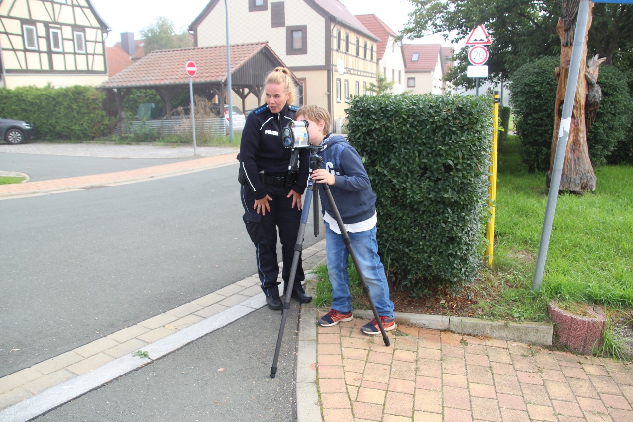 Thüringen: Ein Schüler mit einer Laserpistole der Polizei.