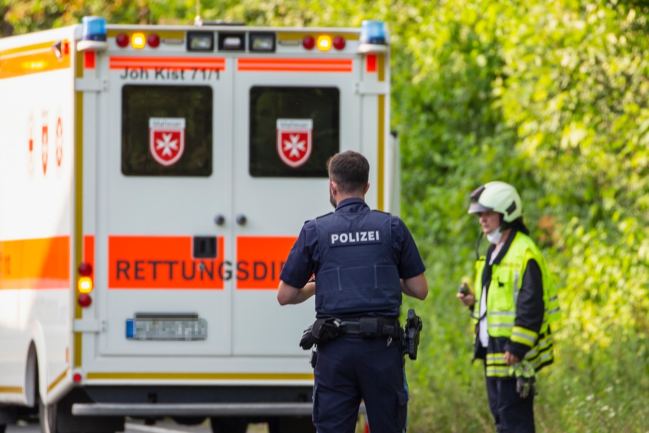 Thüringen: Ein Quadfahrer ist in Schlothaim (Unstrut-Hainich-Kreis) gegen einen Torpfosten geprallt und dabei lebensgefährlich verletzt worden. (Symbolbild)