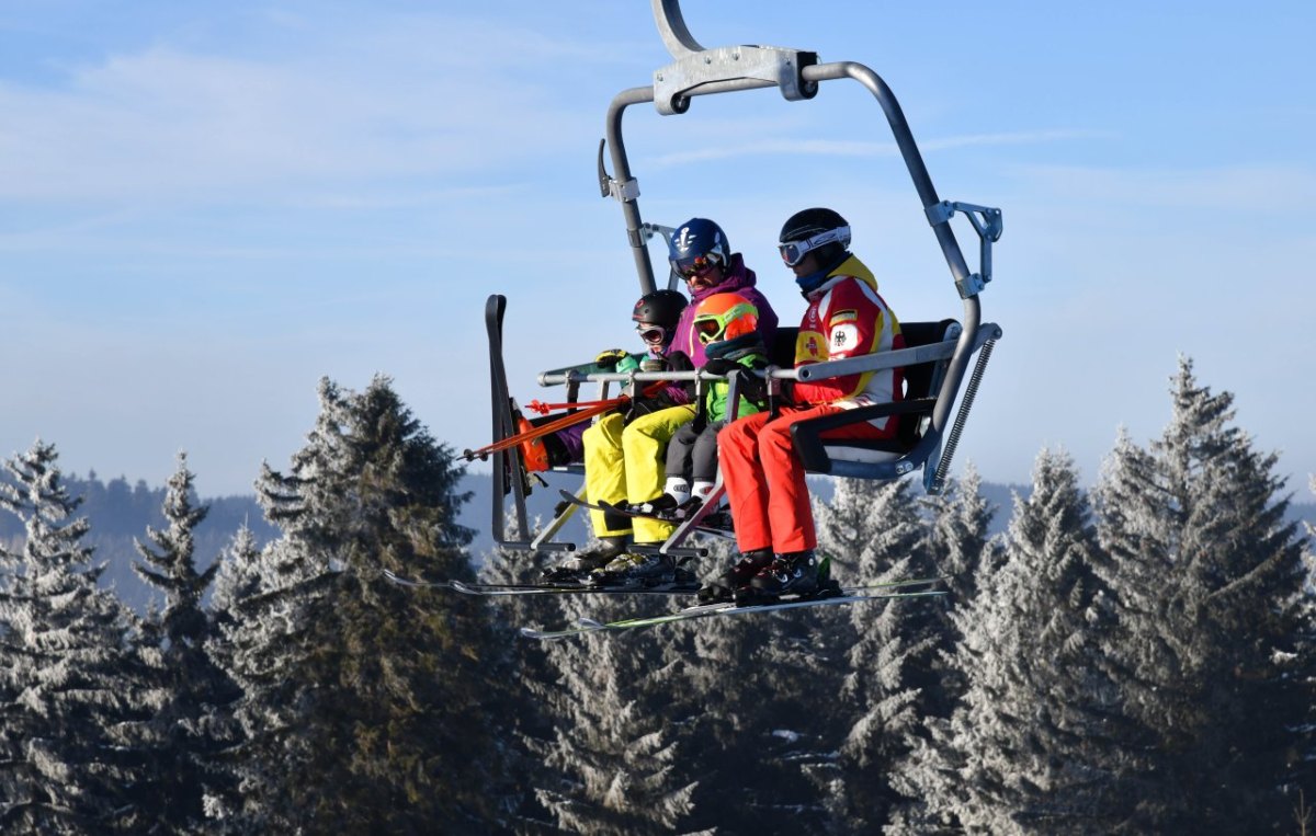 thüringer wald schnee oberhof lift skifahrer