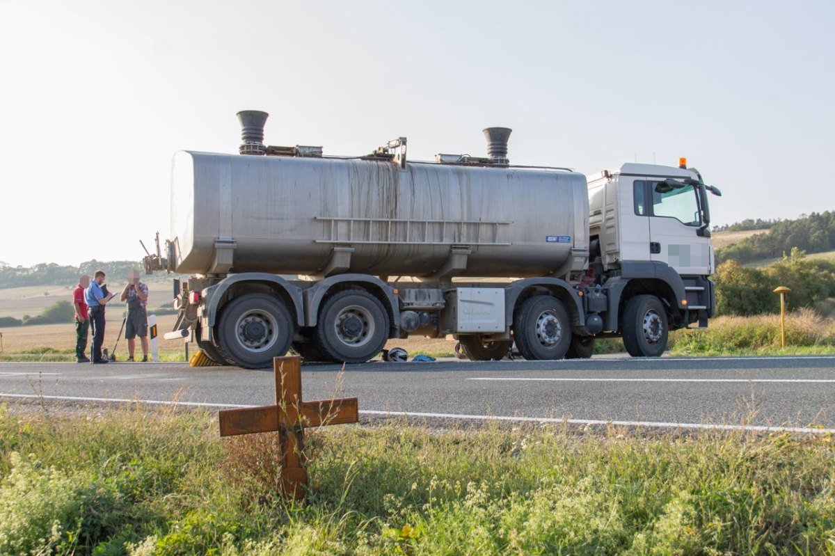 tödlicher Unfall bei Stadtilm - Lkw und Motorrad kollidieren auf B87 (1).jpg