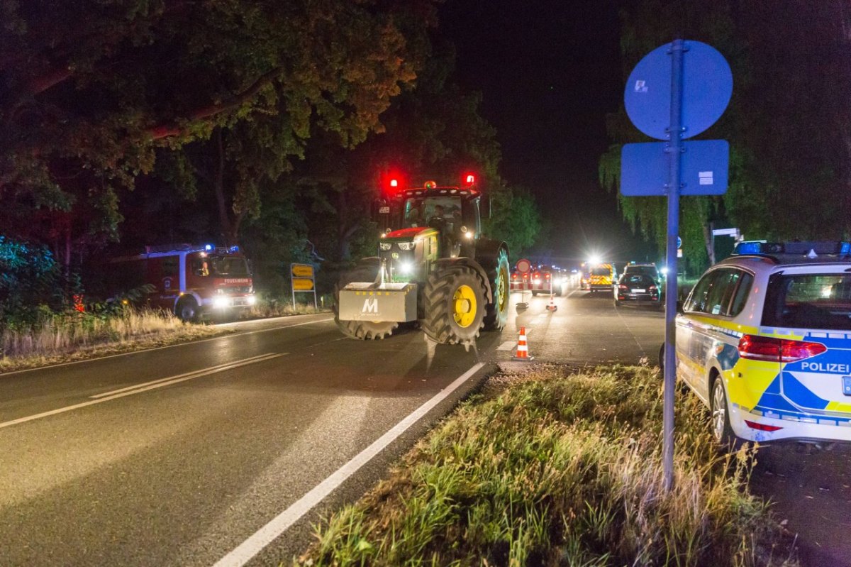 traktor polizei nach abend dunkel