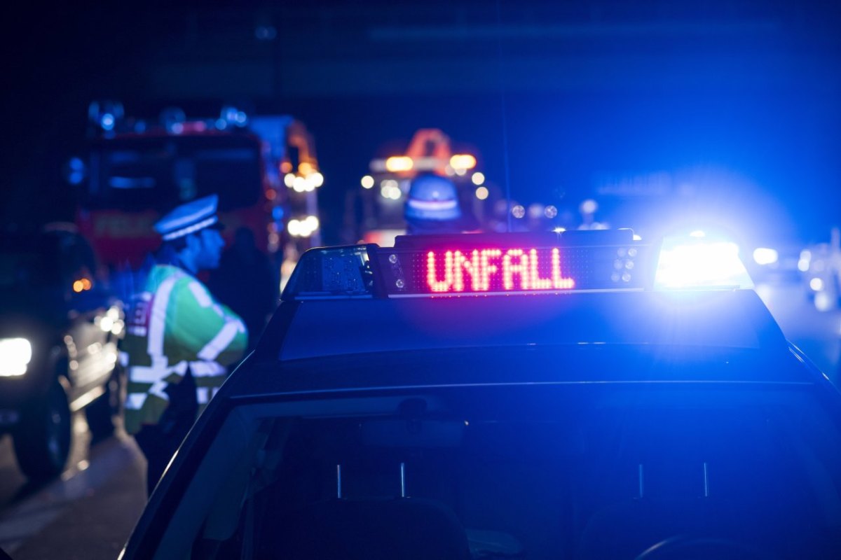 unfall autobahn symbolbild dunkel nacht nachts abend polizei blaulicht