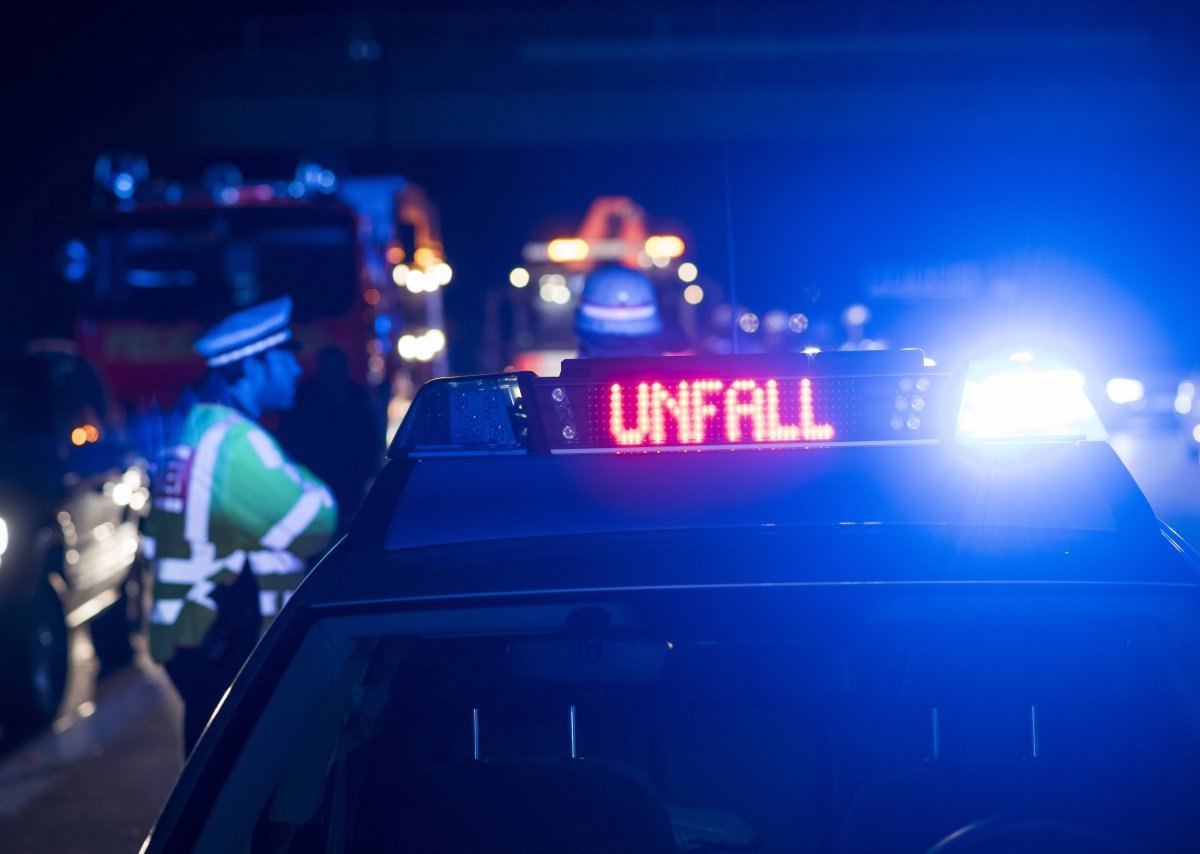 unfall autobahn symbolbild dunkel nacht nachts abend polizei blaulicht