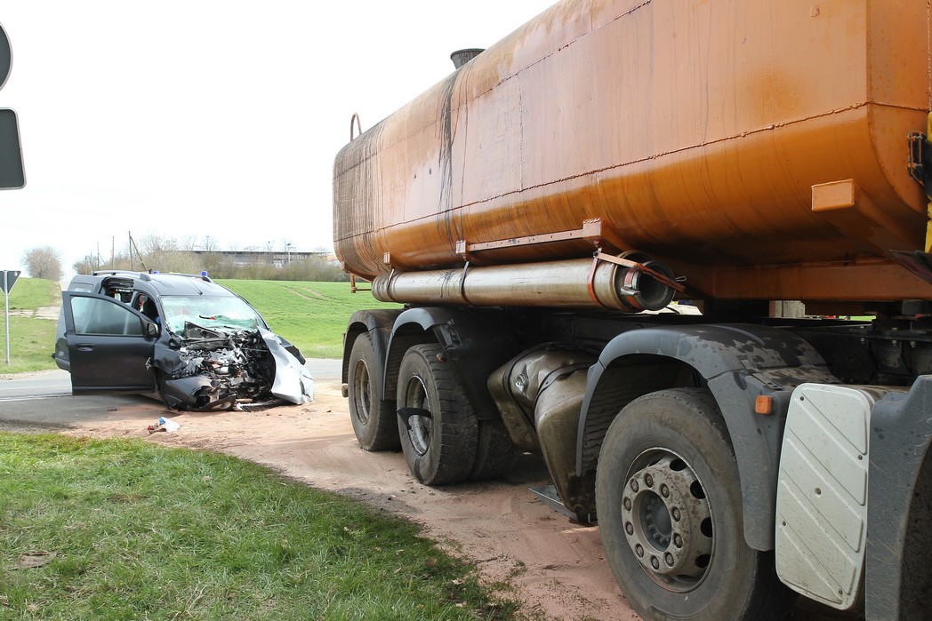 Nahezu ungebremst krachte der Dacia frontal in die Seite des Lkw und traf hier den Tank und somit die „weicheste“ Stelle.