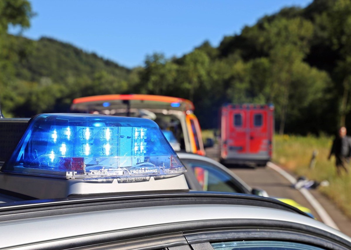 unfall blaulicht polizei rettungswagen motorrad symbolbild