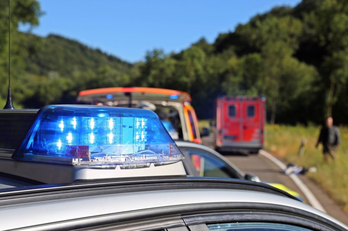 unfall blaulicht polizei rettungswagen motorrad symbolbild