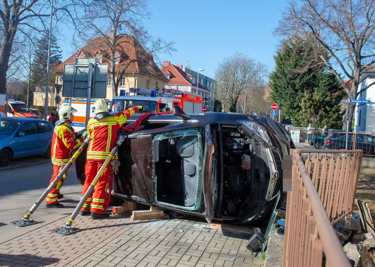 Schwerer Unfall an Kreuzung in Erfurt Auto kippt um Frau eingeklemmt