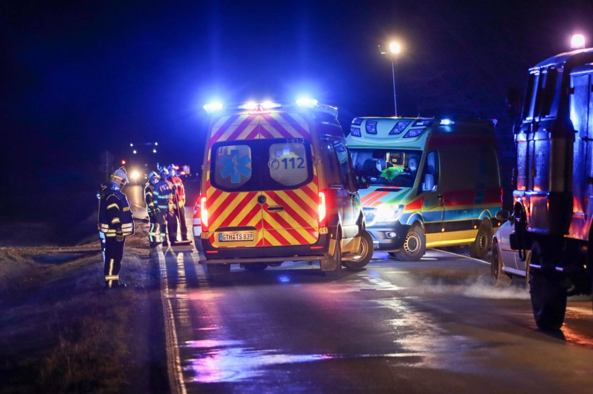 unfall gotha feuerwehr rettungswagen abend nacht