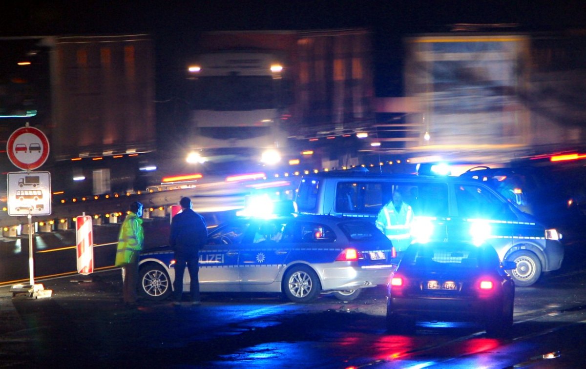 unfall thüringen erfurt a4 autobahn polizei blaulicht abend nacht