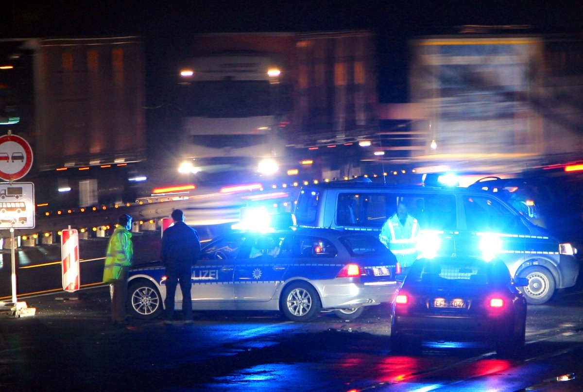 unfall thüringen erfurt a4 autobahn polizei blaulicht abend nacht