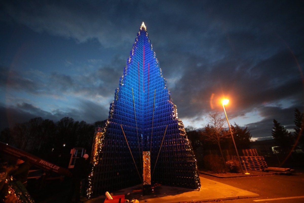2728 Getränkekisten bilden diesen ganz besonderen Weihnachtsbaum in Gera.