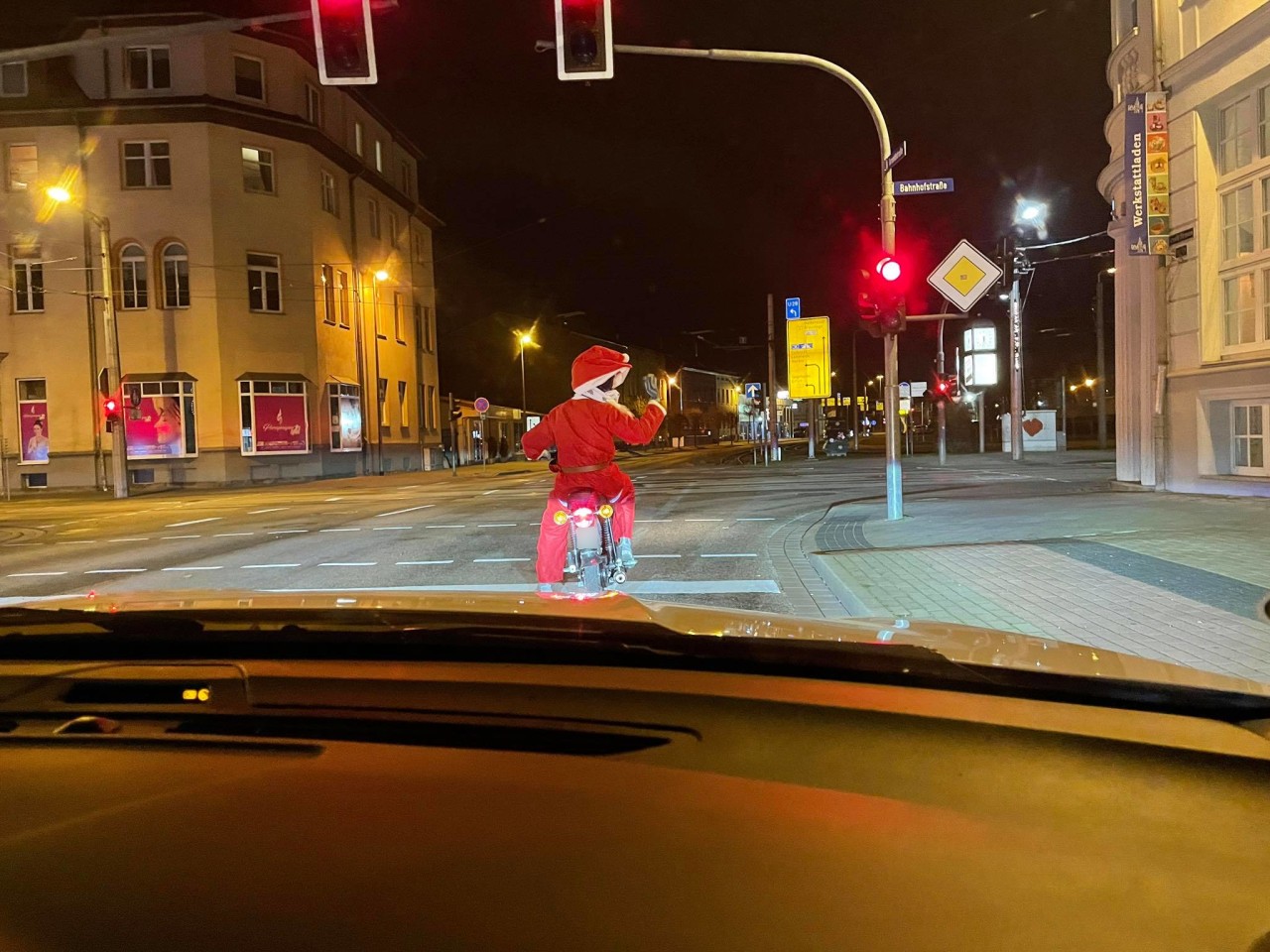 Der Weihnachtsmann auf seiner Motorrad-Tour durch Nordhausen.