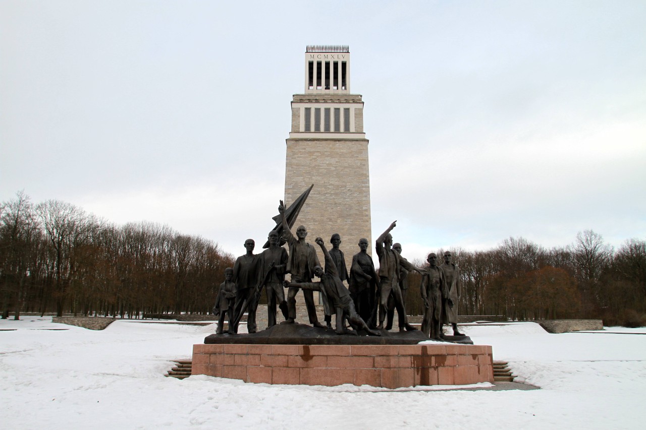 Der Glockenturm und das Mahnmal in der KZ-Gedenkstätte Buchenwald.