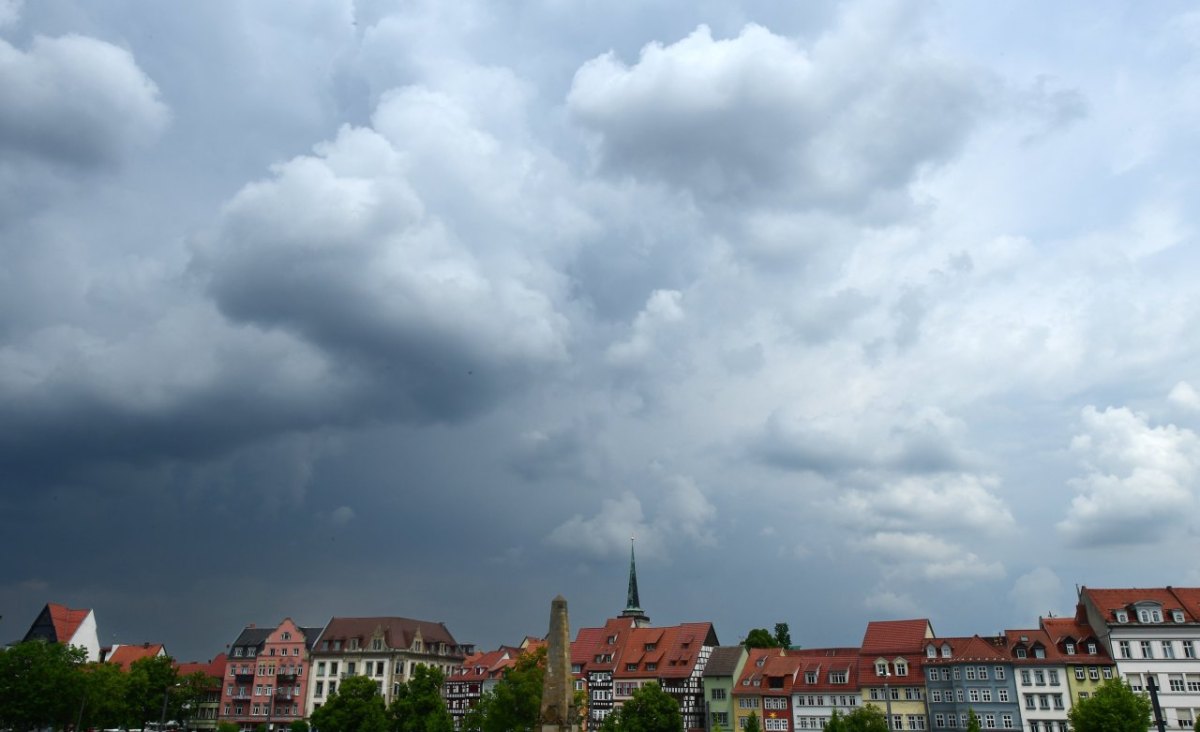 wetter unwetter dunkle wolken erfurt warnung gewitter domplatz