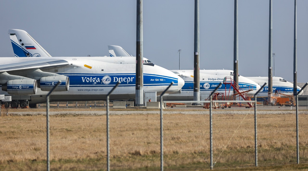 Drei Maschinen der Airline „Volga-Dnepr“ sitzten in Leipzig fest. Ihnen droht, beschlagnahmt zu werden.