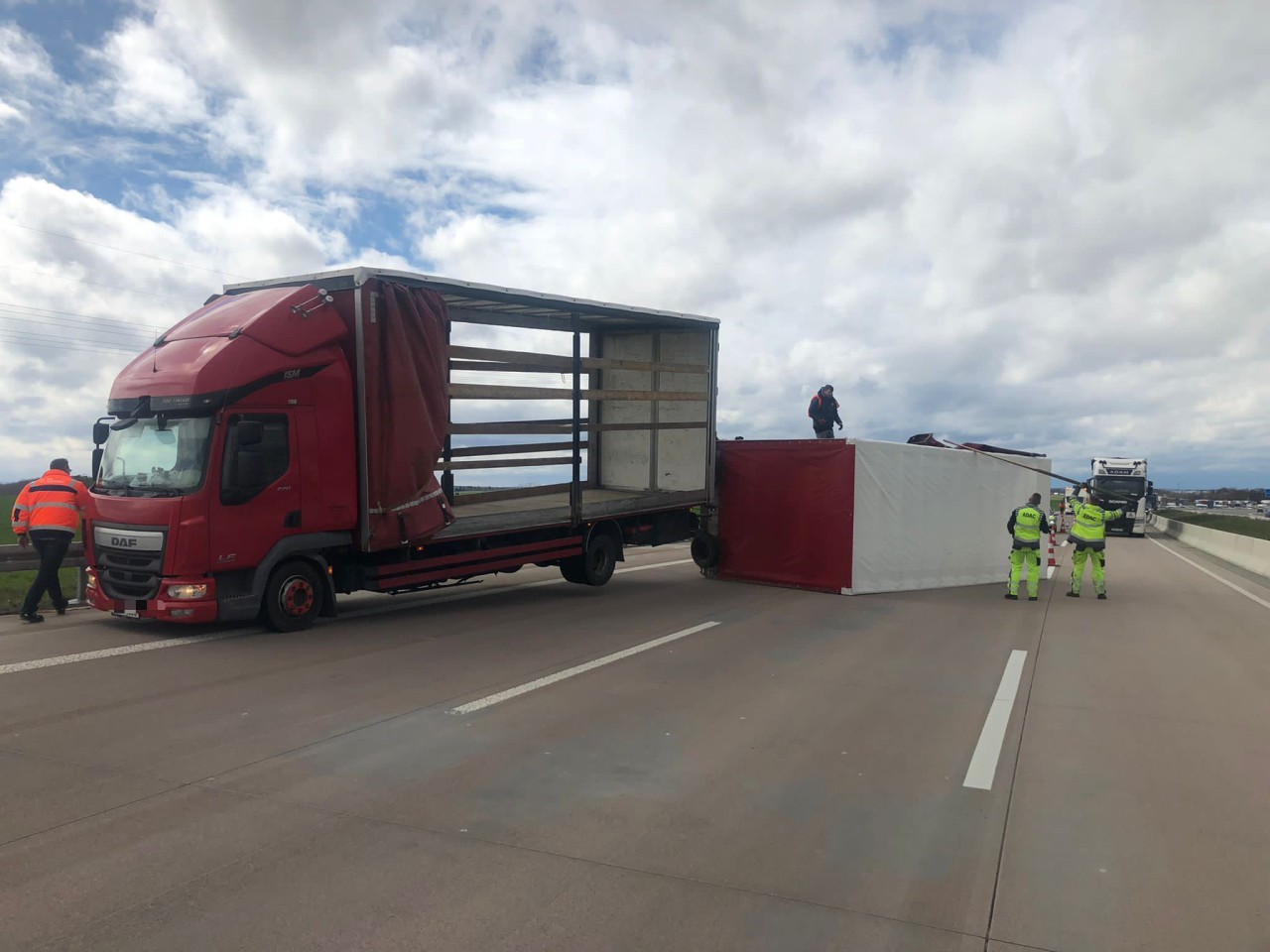 Auf der A4 bei Gera ist ein Lkw-Anhänger von einer Sturmböe umgeweht worden! 