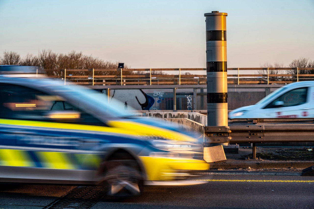 Selbst ein Polizeiauto rammte der 31-jährige Fahrer auf der A4 bei Gera. (Archivbild)