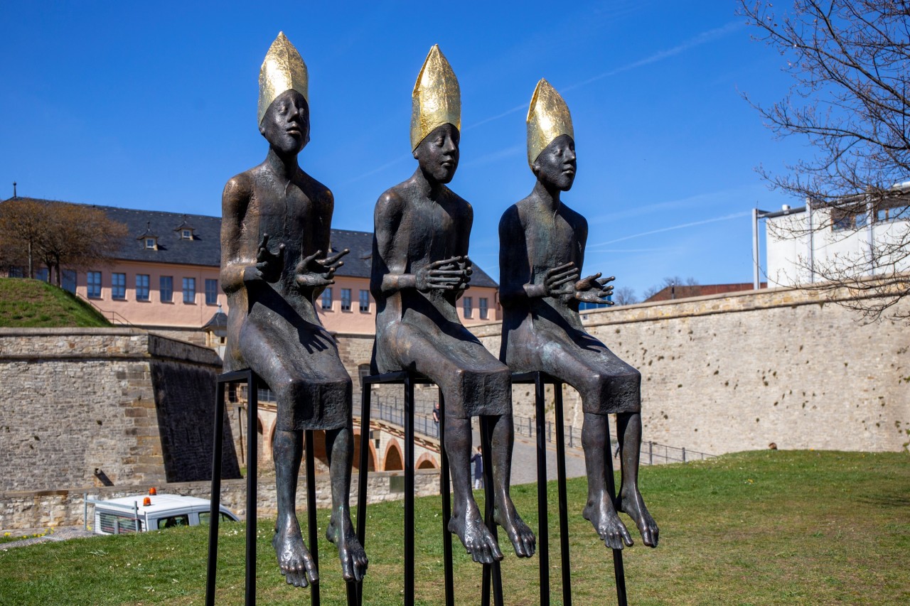 Alte Bekannte in Erfurt mit neuen Accessoires: Die drei Bischöfe tragen jetzt Mützen aus Blattgold.