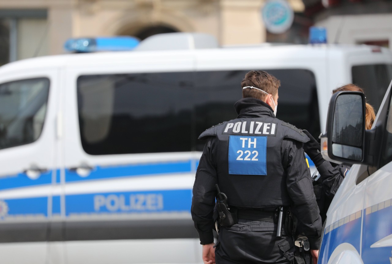 Der Verdächtige wollte Drogen vor der Polizei verstecken und schluckte sie. Danach musste er wiederbelebt werden. (Symbolbild)