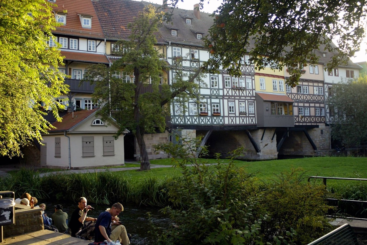 In Erfurt ist besonders der Bereich an der Krämerbrücke bei Jugendlichen sehr beliebt. (Archivbild) 