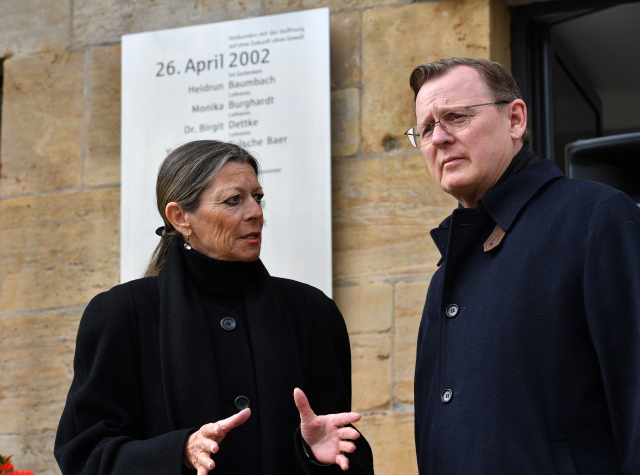 Schuldirektorin Christine Alt und Ministerpräsident Bodo Ramelow bei einer Gedenkfeier in Erfurt im Jahre 2017. (Archivbild)