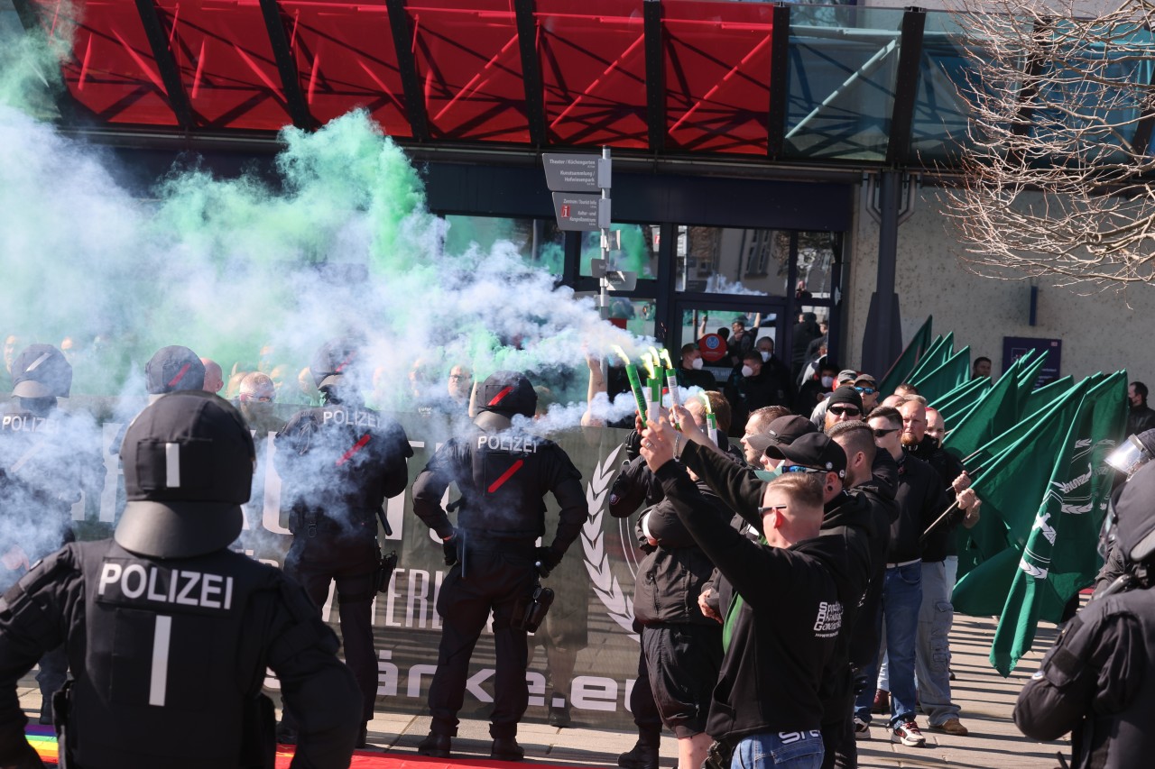 Der Neonazi-Partei „Neue Stärke“ (Hier Mitglieder bei einer Demonstration in Gera) wurde in Erfurt der Mietvertrag kurzfristig gekündigt. (Archivbild)