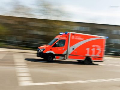 In Thüringen kam es zu einem schweren Unfall. Ein 69-jähriger Mann wurde dabei aus dem Führerhaus geschleudert.