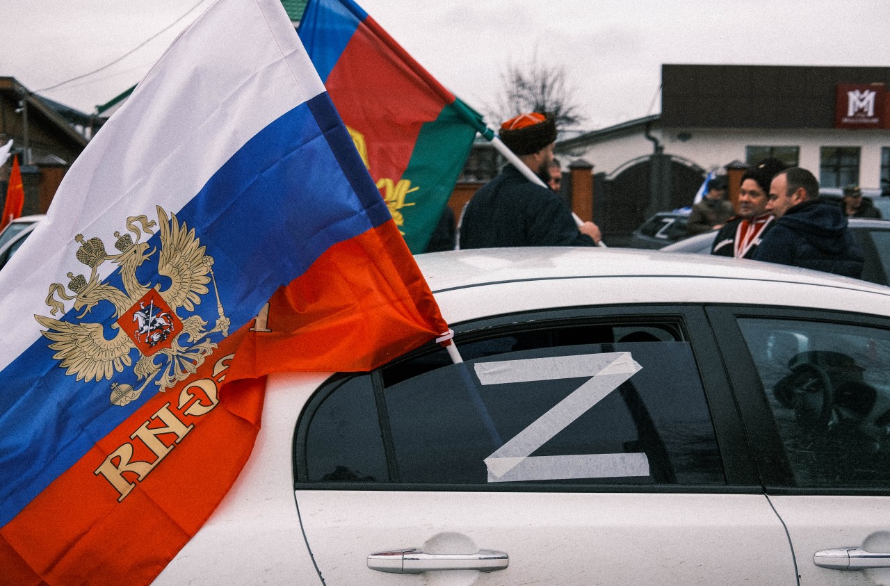 Putin-Unterstützer fahren mit dem Buchstaben Z am Auto umher. 