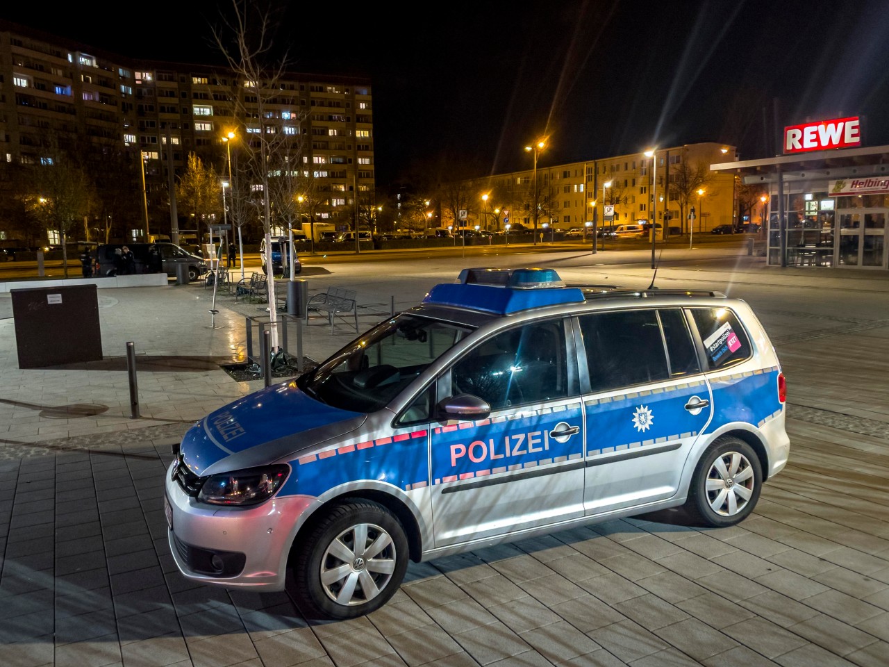 Am Mittwochabend kam es zu einer mutmaßlichen Messerattacke vor dem Rewe in Erfurt. 