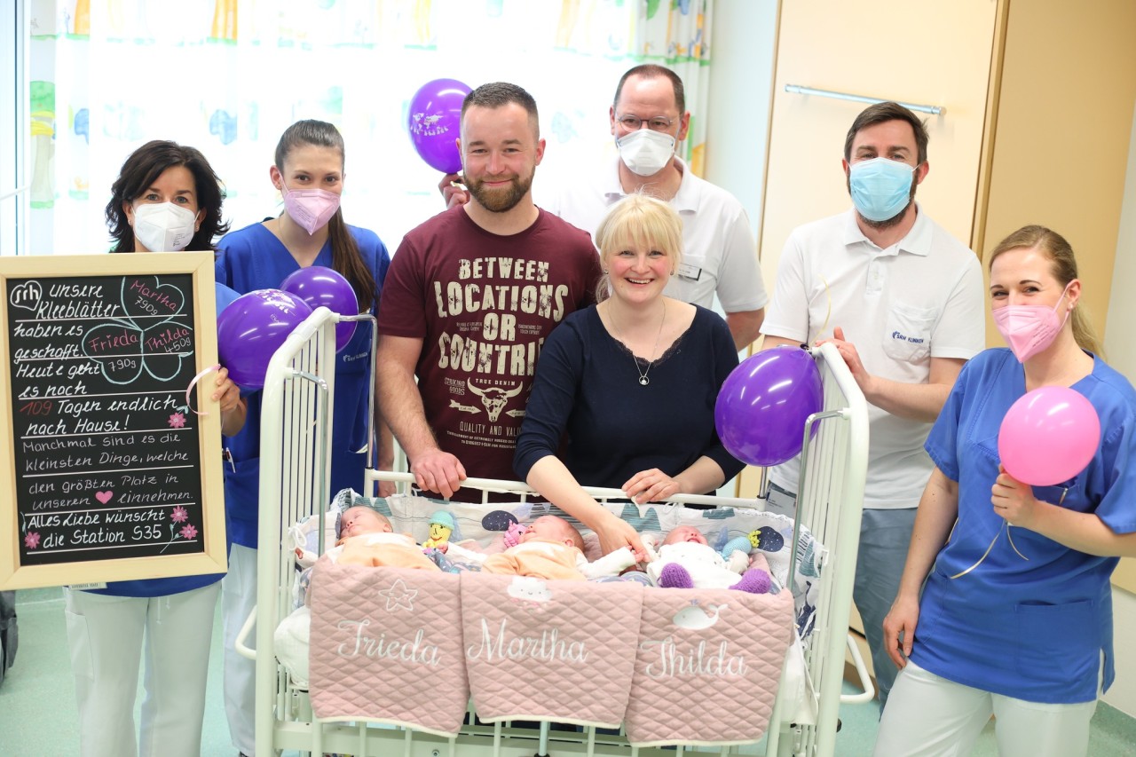 Das Krankenhaus-Team aus Suhl verabschiedete seine Drillinge festlich. 