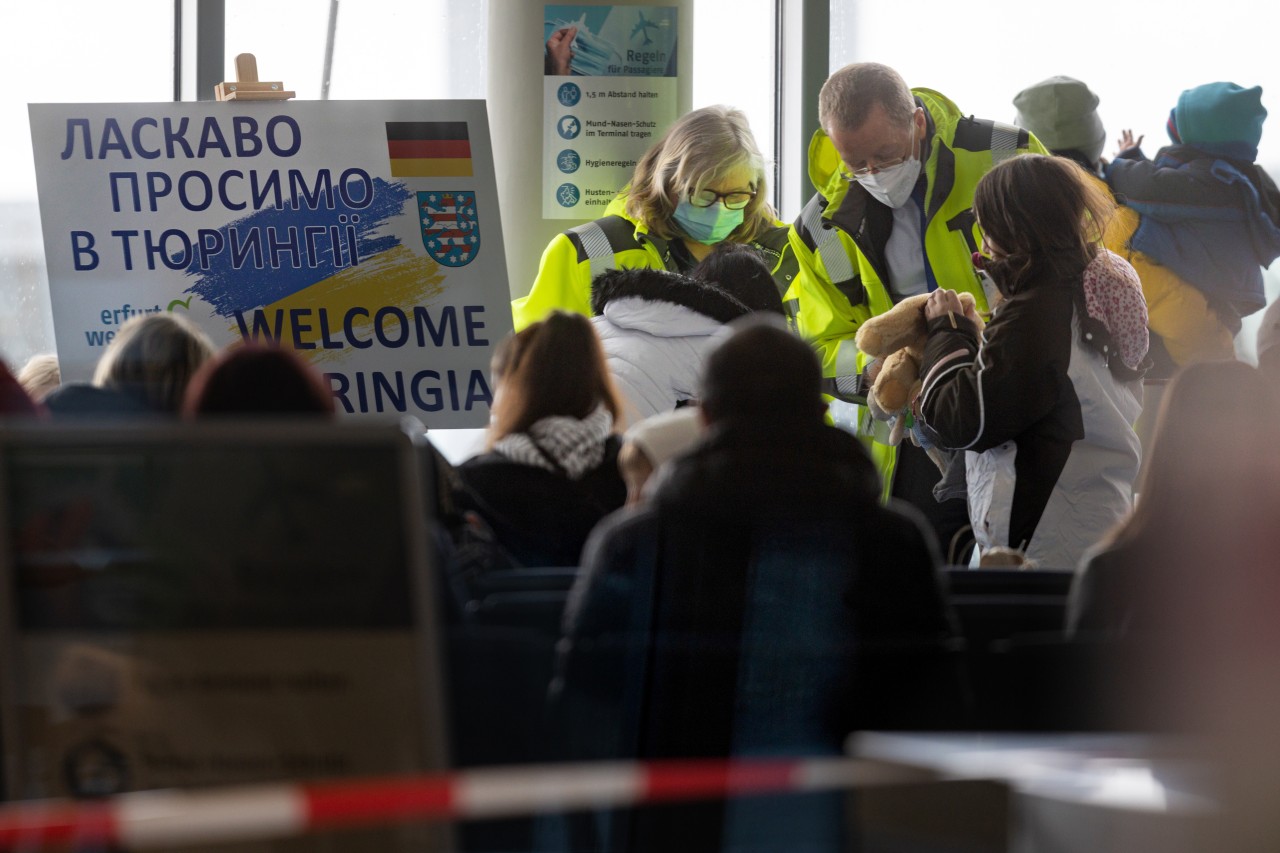 Am Thüringer Flughafen in Erfurt werden ukrainische Flüchtlinge registriert. (Archivbild)