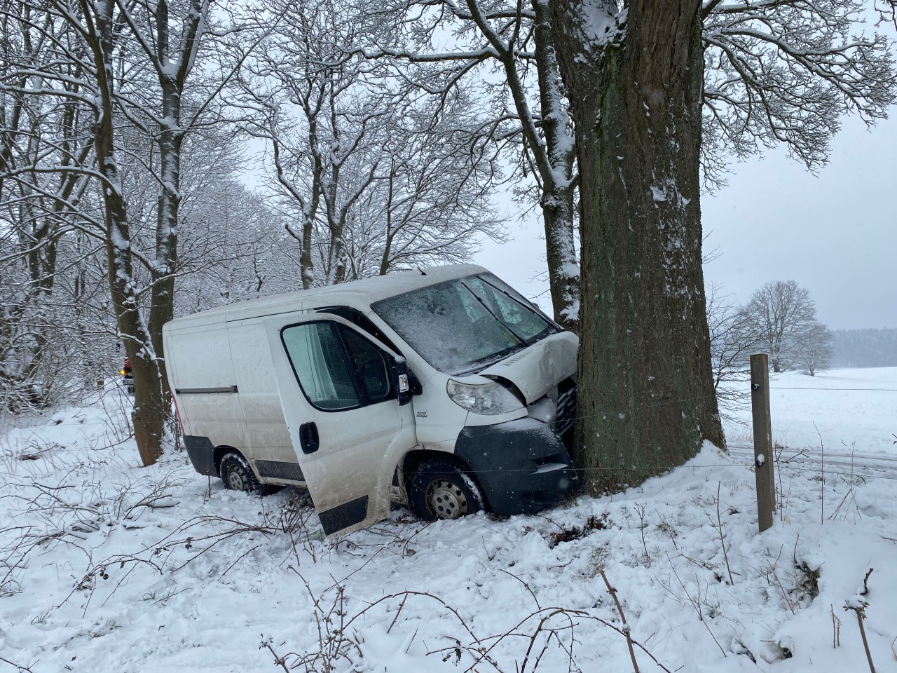 Durch das Schneetreiben in Thüringen kam ein Paketauto von der Straße ab und krachte gegen einen Baum. 