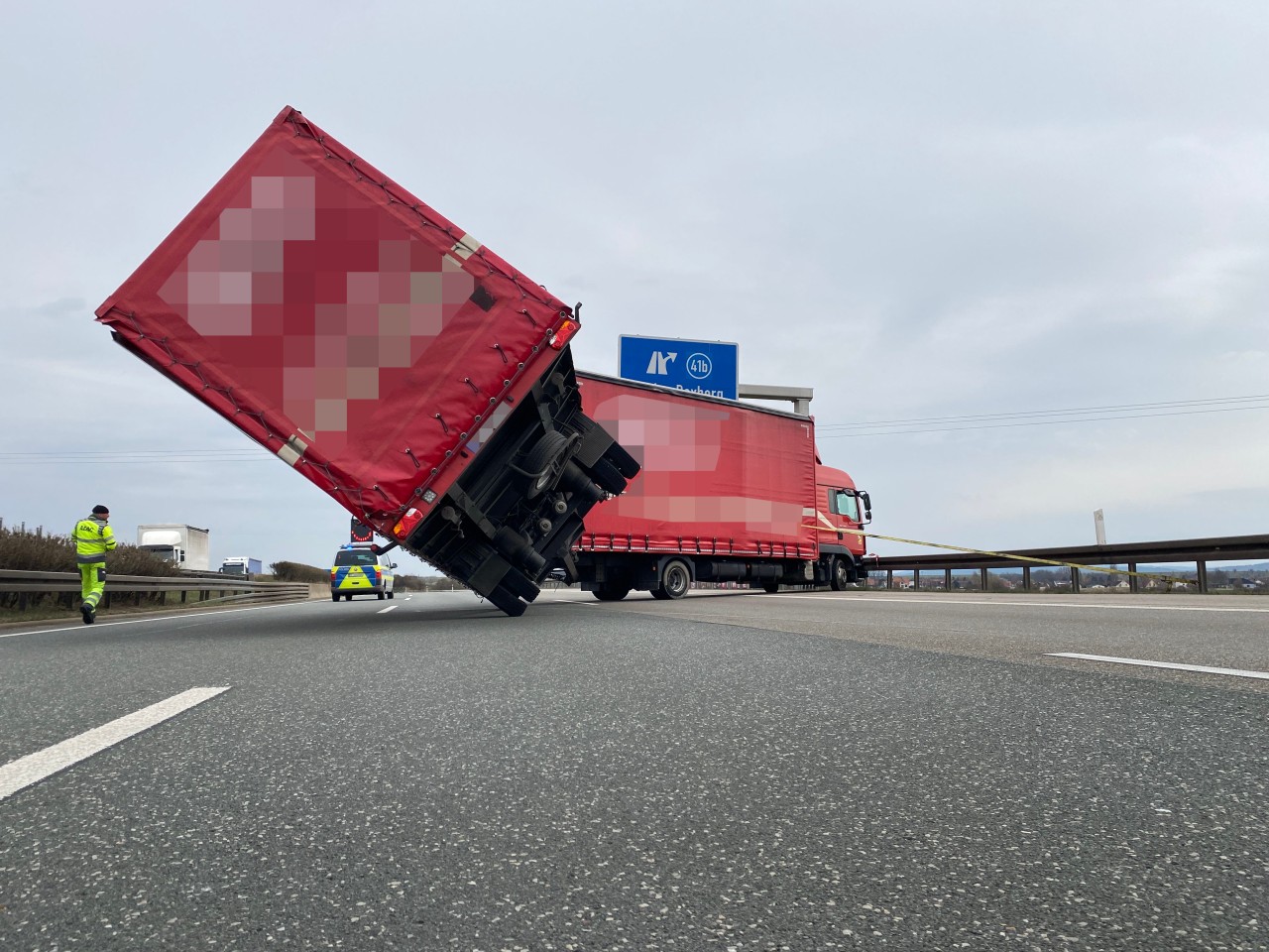 Mit einem Band konnte der Truck-Fahrer auf der A4 in Thüringen den Anhänger noch sichern.