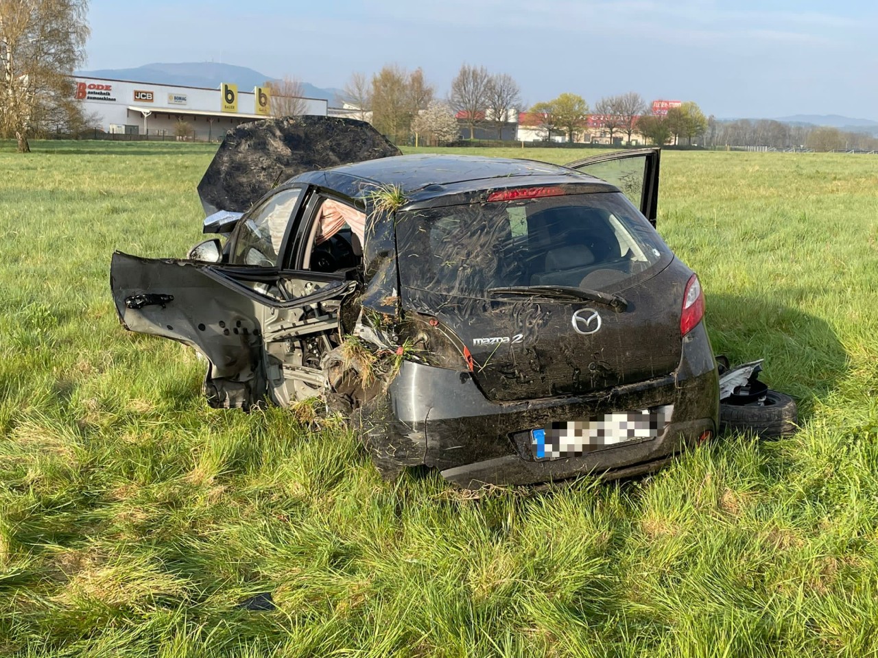 Nach dem Unfall auf der A4 in Thüringen landete der Mazda im Straßengraben. 