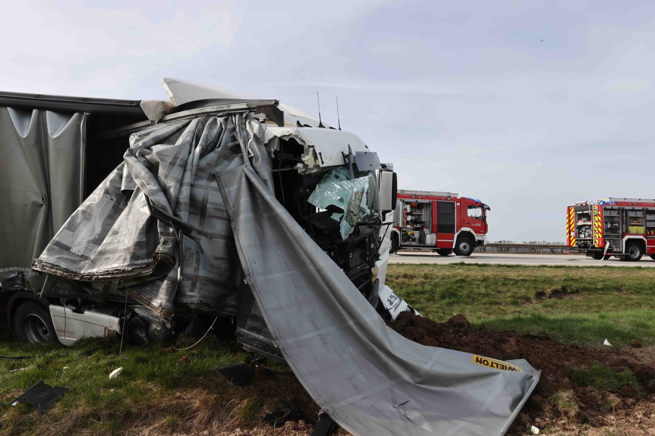 Der Lkw des Unfallverursachers wurde bei dem Crash auf der A4 in Thüringen vollkommen deformiert.