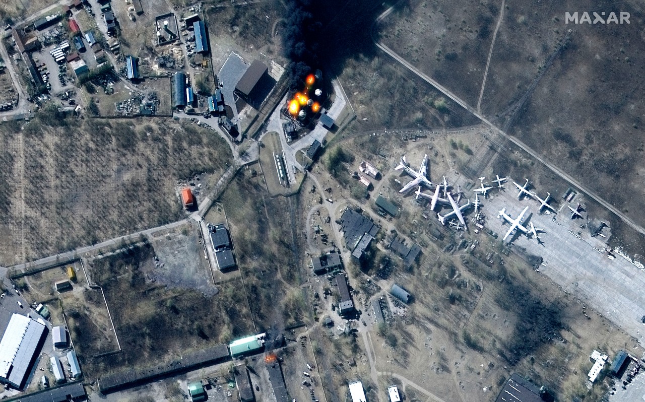 Dieses von Maxar Technologies zur Verfügung gestellte multispektrale Satellitenbild zeigt Gebäude und Treibstofftanks, die während der russischen Invasion auf dem Antonov-Flughafen in Hostomel, Ukraine, in Flammen stehen.