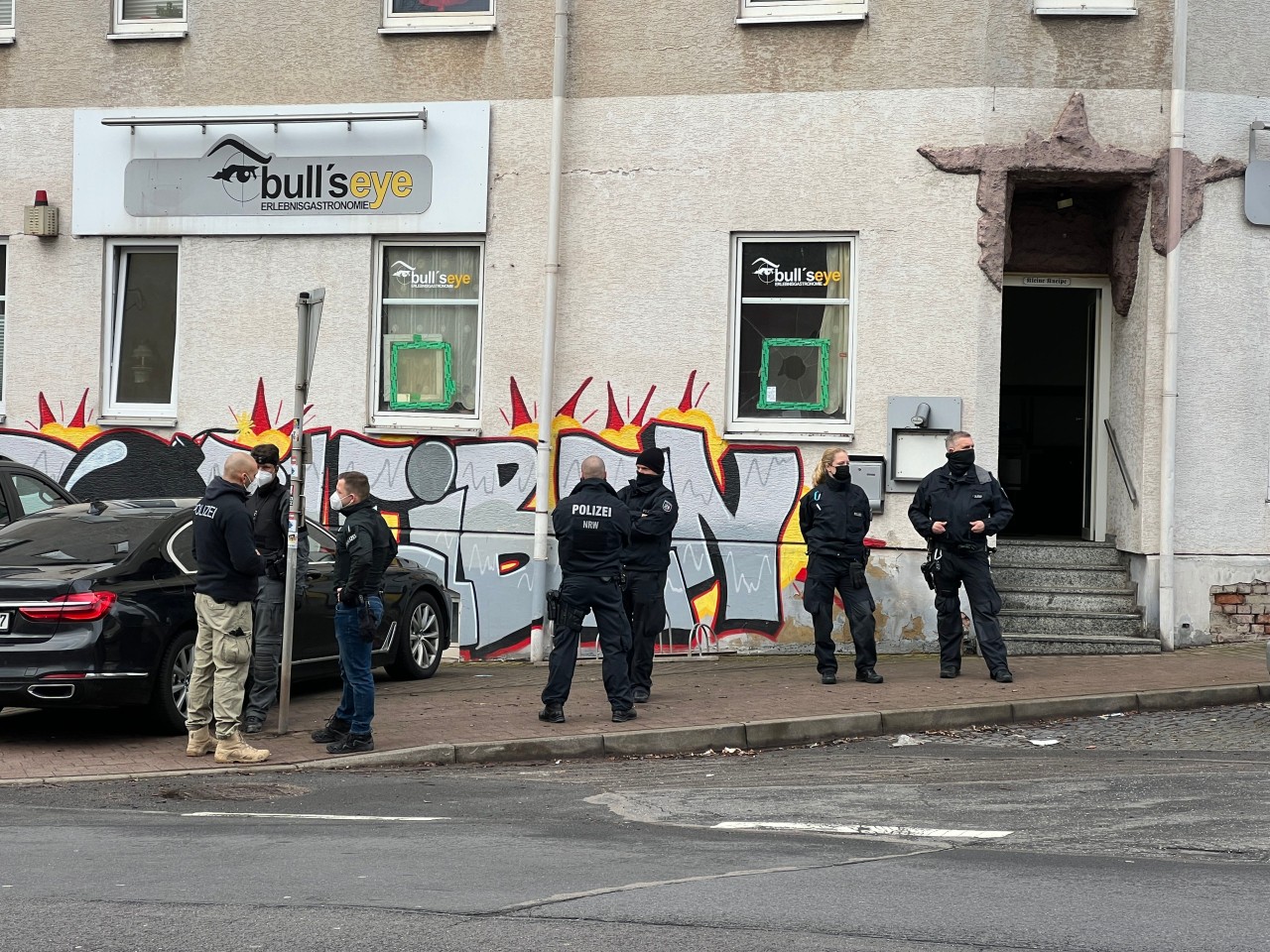 Auch in Eisenach im Wartburgkreis lief am Morgen ein Polizeie-Einsatz gegen die Neonazi-Szene. Dort wurden die als Extremisten-Treffs bekannten Gebäude „Flieder Volkshaus“ und „Bull's Eye“ durchsucht. 