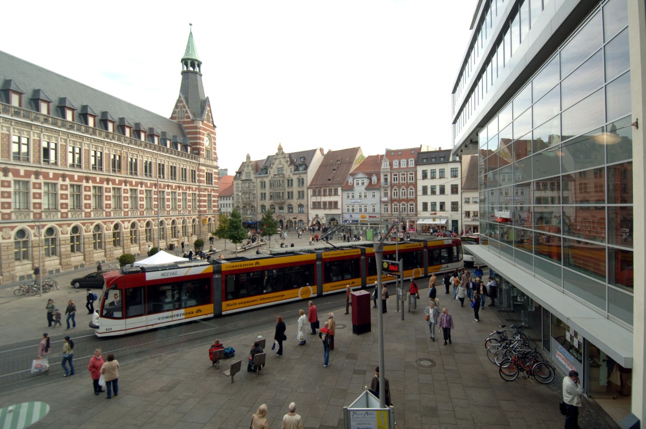 Ein Jugendlicher stieg in Erfurt am Anger in eine Straßenbahn ein. Dann wurde er unvermittelt attackiert. (Archivbild)