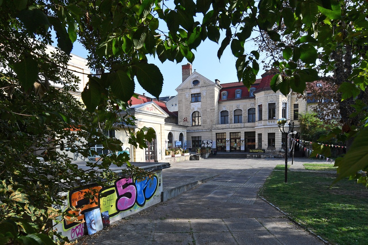 Lange Zeit lag es brach. Jetzt wird das ehemalige Schauspielhaus in Erfurt endlich saniert. (Archivbild)