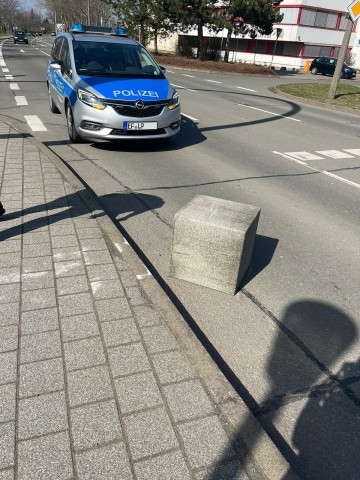 Ein Audi-Fahrer hat in Erfurt einen hundert Kilo schweren Stein auf die Straße geschoben.