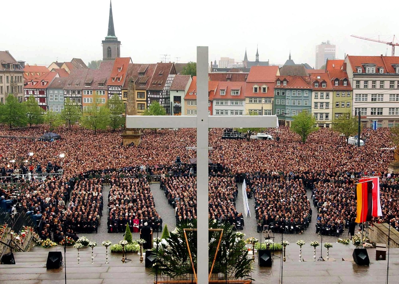 Bei der zentralen Trauerfeier am 03. Mai 2002 versammelten sich damals Tausende Menschen auf dem Domplatz. (Archivbild)