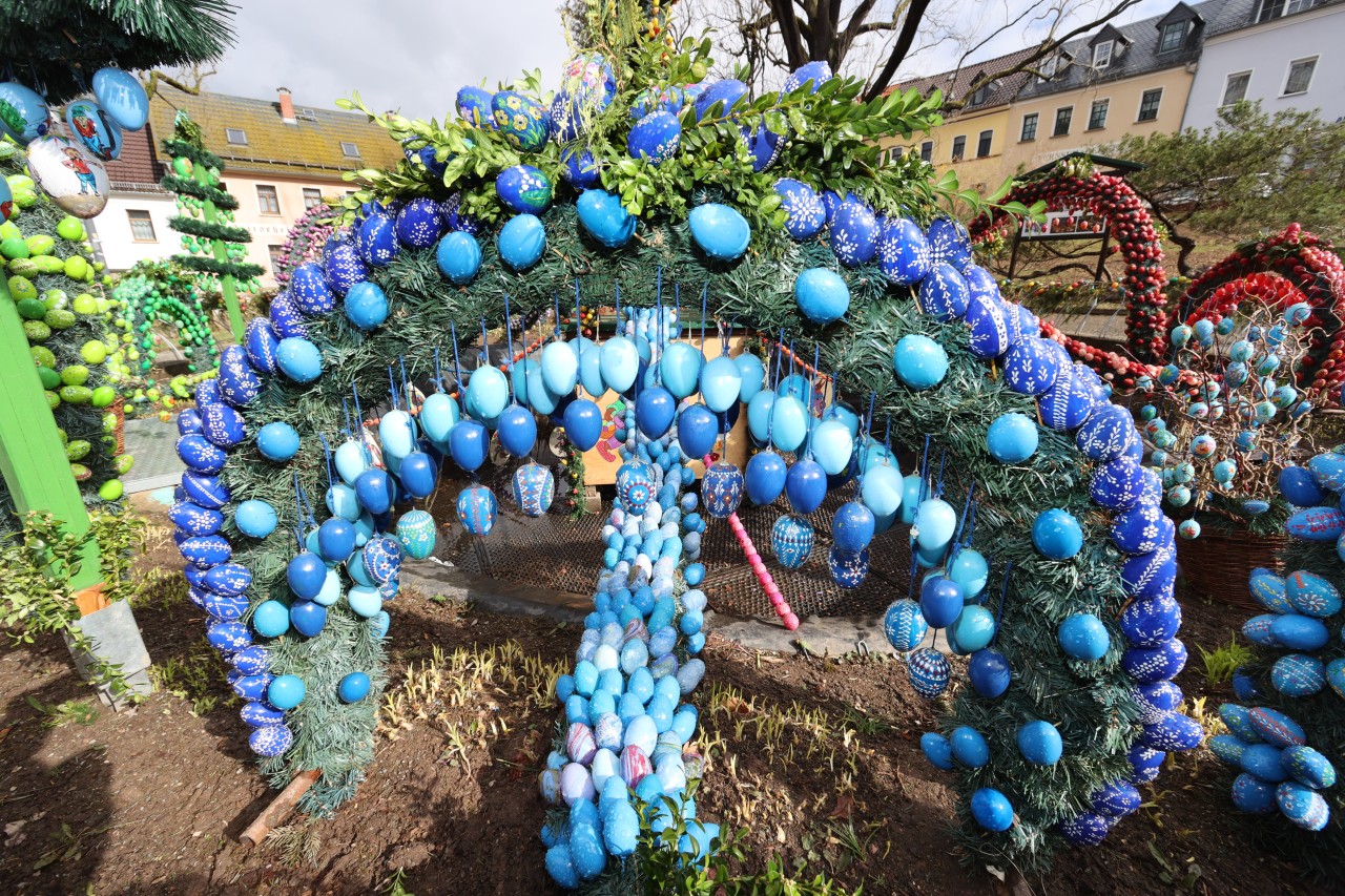 Mit bunten Ostereiern geschmückt zeigt sich die Osterkrone rund um den Osterbrunnen. Bestehend aus etwa 17.000 bemalten Eiern ist sie die größte Osterkrone in Thüringen und eine der größten deutschlandweit.