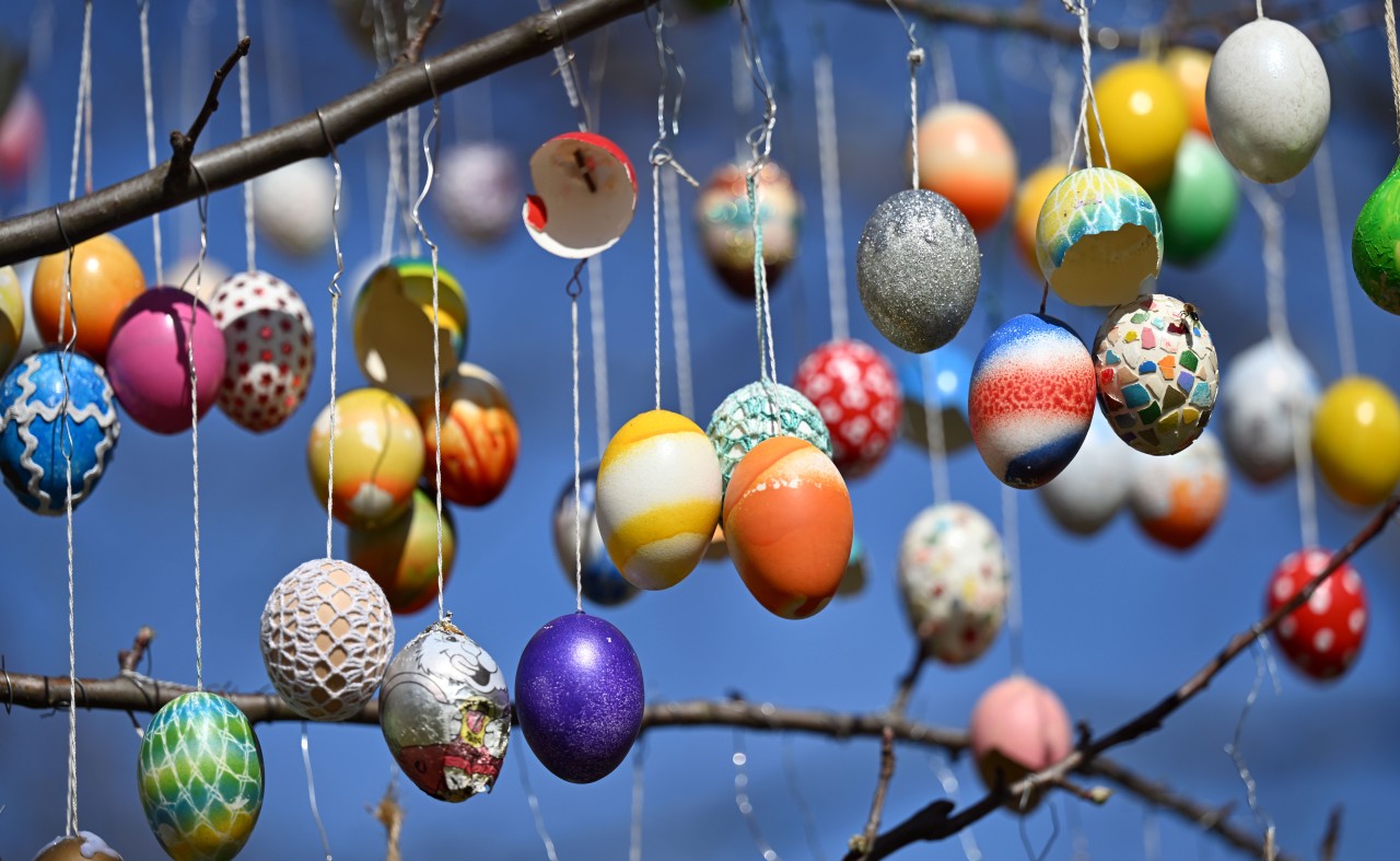 Viele Städte in Thüringen haben ihre ganz eigenen Oster-Traditionen – wie etwa der Ostereierbaum in Saalfeld.