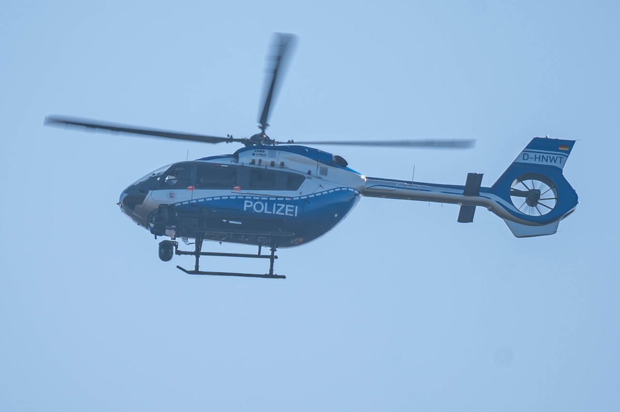 Die Polizei suchte auch mit einem Hubschrauber nach dem Waffen-Mann in der Kleinstadt in Thüringen. (Symbolbild)