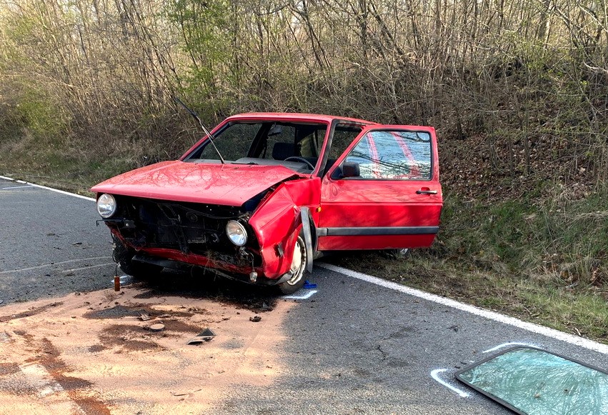 Ein merkwürdiger Unfall beschäftigte am Sonntagmorgen, die Polizei im Kyffhäuserkreis. Ein beschädigtes Auto am Straßenrand – von der Unfallfahrerin keine Spur.