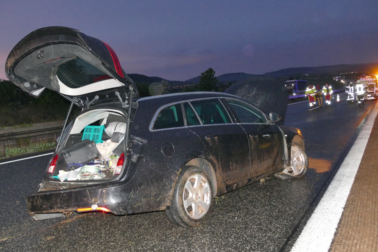 Nach dem Unfall auf der A38 im Eichsfeld wurde die Familie mit drei Kindern in ein Krankenhaus gebracht.