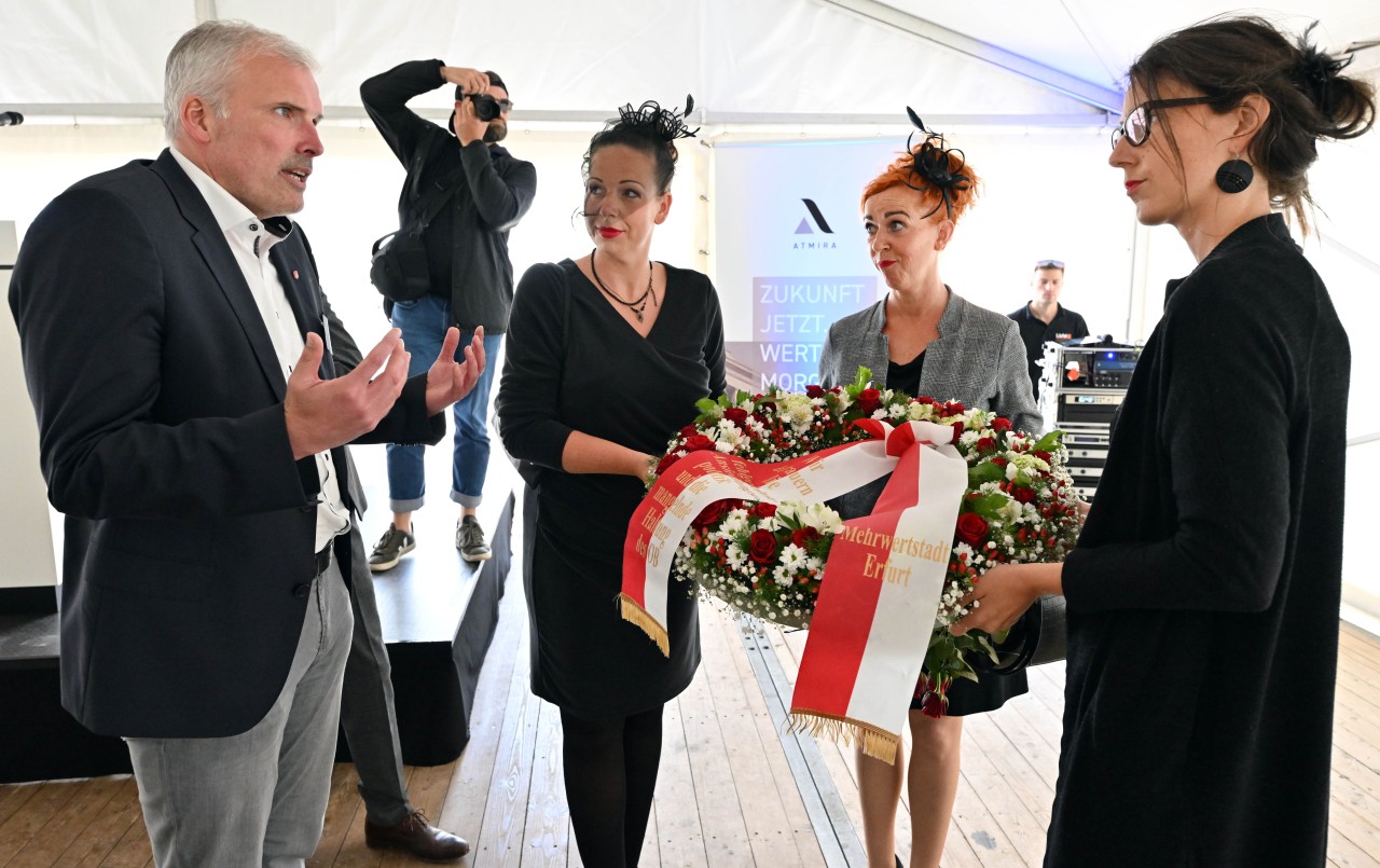 Die Stadträtinnen kamen zum Spatenstich des neuen Amazon-Standorts in Erfurt mit einem Trauerkranz.